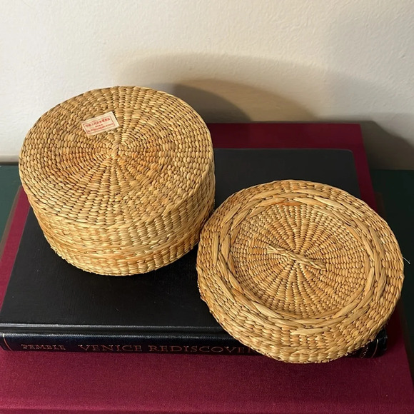 Woven Vintage Chinese Lidded Basket in Natural Straw - Picture 9 of 9